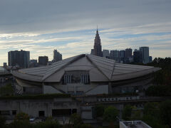 国立競技場のすぐ横に見える、この宇宙船のような形の建物は何なのだろうと思っていたら東京体育館でした。