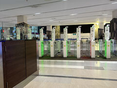 スカルノハッタ国際空港にはほぼ定時で到着したものの、すごく端のゲートだったのかパスポートコントロールがめっちゃ遠かった。すごく歩いたw
３０代のパスポートと顔を確認する機械が並んで近代的だったけど、半分くらいが赤くなって認識できなかったみたい。
同行者のうち２名もここから出られず。一人はすぐだったけど、もう一人は到着ビザの誕生日が違うとはじかれ(誕生日違わない・・・)、結局お金をもう一回払うまで出してもらえませんでした。

こちらでアテンドしてくれた社長さんがこの間来たお客さんも同じことになってて、到着ビザ代金二回取られたと言っていたので、要注意です。
誕生日をカレンダーで選ばないほうがいいらしい??