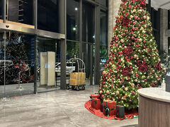 ホテルはメルキュールタンゲランBSDシティホテル
比較的新しいのかなー。
BSDというところ自体が現在作りこみ中の郊外の新エリアみたいですね。
クリスマスシーズンがちかいからかクリスマスの飾りつけがきれいにされていました。