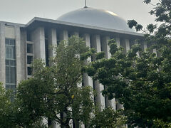 到着時にアザーンが始まって、お祈りの時間は中に入れないようで、残念ながら見学できませんでした。