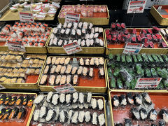 夕方ホテルの隣のイオンモールにちょっとよってみました。
中普通に日本のイオンモールみたいだったw
大量のお寿司売り場が。
かなり小さいけど。

カニマヨ多いw
お稲荷さんがちょっとなんか間違ってる。