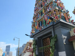 ヒンドゥー教の「スリ・マリアマン寺院」の前を通って、