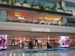 サクサクと荷物を預け、出国手続きに進む。