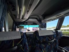 空港からのリムジンバスの乗り継ぎ時間が15分しかないので、どうなるかと思ったら、ちゃんと待っていてくれました。
到着ロビーに誰もいなくなったことを確認してから発車しており、飛行機の発着に合わせてバスも出ている感じでした。

米子行と松江行がありますが、松江行へ乗車。

普通の観光バスのような車体で、キャリーケースなどは、トランクへ載せることが可能です。