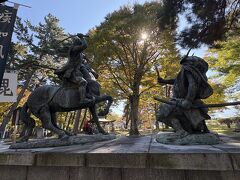 川中島古戦場史跡公園です。第4次川中島の戦いの際に武田信玄が本陣を構えた所と伝えられています。上杉謙信が武田信玄に斬りつけた場面の像があります。