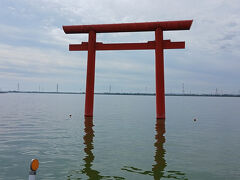 自宅最寄りの東関東道四街道インターから終点潮来インターまで利用、国道51号を『鹿島神宮』方面へ走ると、途中、淡水湖『北浦』を渡る『新神宮橋』から湖畔に建つ朱塗りの『鹿島神宮一之鳥居（西）』が見えた。
