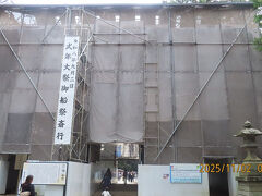 重要文化財指定の日本三大楼門の一つで、高さ約13mの楼門ではありますが、改修工事中。
三大楼門の他２つは、『阿蘇神社』と福岡の『筥崎宮（はこざきぐう）』の楼門です。

筥崎宮の旅行記
https://4travel.jp/travelogue/11434960