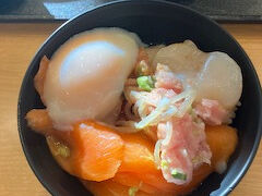 ホテルで朝食
海鮮丼風にしてみました