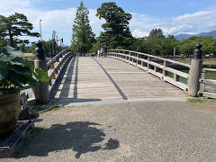 極楽橋。木製の大きな橋ですの正面側なので正門があったのではないでしょうか。