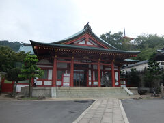 順路通り進んで神社を出た後に見えてくる宝物館。
靴を脱いで入ります。館内撮影禁止です。
