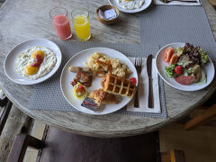 １０月４日の朝、朝食会場バリ島も後二日です。
飛行機が飛び立つのは日付か変わった６日ですが実際には５日の
夜には出国するので後２日です。
安定の朝食です。
