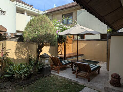 奥さんが支度している間に朝のプールタイム。
男は支度が早いので楽ですね。
