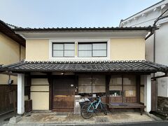 時刻は朝の7時

写真は昨夜チェックインした宿、ここに2泊した。町並保存地区にある古民家をリノベした、少しユースホステルの香りがするゲストハウスだ。

軒下にあるのは26歳のオーストラリア女性の自転車。日本語がペラペラだった。

ワシもウォーミングアップを兼ねてゆっくりとペダルを回して行く。