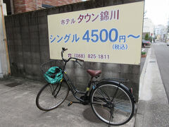 【4日目その1】11月2日（日）曇り
ホテル タウン錦川（高知県高知市廿代町）
317号室（シングルルーム）に3連泊中です。
8:00　ホテルの無料レンタサイクルで出発