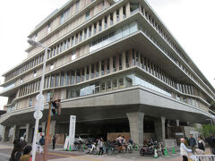 オーテピア（高知市追手筋）
県立図書館と市立図書館の共同運営という日本初で世界初でもあるオーテピア高知図書館などが入っています。
（この地下の駐輪場も時々利用させていただいています）