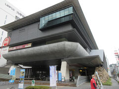 高知城歴史博物館（高知市追手筋）
通称「城博」。
お薦めは、無料で入れる２階のテラスで、追手門と高知城天守を一望できます。