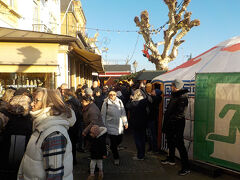 川沿いの国道の歩道に屋台が並んでいますが、元々細いんで通るのが大変です。
