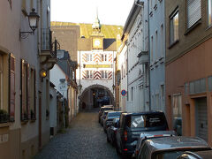 ぶどう畑の方向に、洒落た門を擁するホテルがあります。
