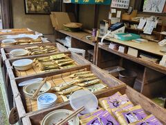 寂光院の目の前にあるしば漬けのお店。
おいしかったー
梅干しもおいしかった！