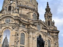 フラウエン教会（聖母教会）の前にはマルティン・ルターの像が立っております。