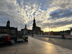 ブリュールのテラスで椅子に座ってのんびりした後、ぶらぶらと歩いてアウグストゥス橋までやってきました。橋の中央から南方向を見ると、夕焼け空が見えます。
