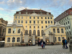 ノイマルクトまで帰って来ました。市の中心部をぐるっとおおよそ半周したのですが、２時間もかかっていません。コンパクトで歩きやすい街です。

ベルリンからの移動中、昼食を食べてなかったので空腹です。午後６時前ですが、混む前に夕食を食べることにしました。名物ザウアーブラーテンを食べたい！ということで、観光客らしく有名レストランのコーゼル・パレス（パレ）にお邪魔します。