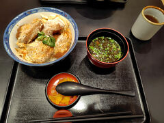 あべのハルカスの地下のどんどん亭で食事をして帰ります。ちょうど混む時間なので、ここならさっと座ることが出来るのでね。