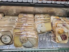 ボンマルシェは少し高級路線です
チーズコーナー
種類も多いし品質も高そう

写真のアソートが手軽です
