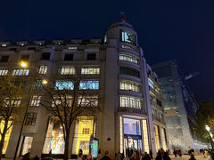 ホテル到着後、しばらくして数日前にアポを入れていたので、シャンゼリゼ通りにあるルイ・ヴィトン本店へ。
対応していただいたのが日本人女性スタッフでこちらでは、免税店に続き急遽おみやげにキーケースを購入しました。
購入の際にパスポートを見せて免税書類を作成いただきました。