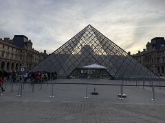 パレ・ロワイヤル＝ミュゼ・デュ・ルーヴル駅で下車してルーヴル美術館へ。
ピラミッド前のオープン時間まで待ちます。
手荷物検査を受けて一度地下へ降りてチケットの確認をします。
ピラミッド前でプライオリティのレーンで予約したチケットの控えと英訳した書類を見せてましたが、美術館入口ではチケットのみでは入れました。
証明書は、日本国内だけだと思いましたが、フランスでも証明書と役所で作成して頂いた英訳の書類があると無料で入れました。

数年前に大阪市立美術館でルーヴル美術館展があり行きましたが、その際にルーヴル美術館いきたいなと思ってようやく来れました。