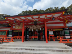 拝殿に参拝。

熊野速玉大社は熊野三山を構成する大社のひとつで、こちらも世界遺産に認定されています。