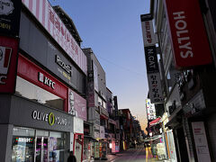 昨晩は夜遅く着いた上に朝早く移動しなければならなかったこともあり、早朝の水原駅前