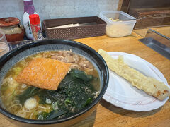 評判の良さそうだった「手打ちうどん麺許皆伝」というお店に来ました！
13時前で順番待ちが発生していましたが、1人だったのですぐに入れてもらえました。

一番人気のメニューを聞いて、「よくばりうどん」にしました。ちく天が別添えなのと、キャベツが入っているのが特徴的かな？
リーズナブルだし、何より美味しかったです！


ご飯の後は富士山駅まで歩き、バスで忍野八海に行きます。