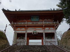 江戸時代の元禄5年(1692年)頃に建立された考えられている重要文化財の仁王門。門脇には、文武天皇勅願所の石碑が立っています。