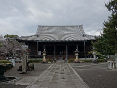 参道から一直線に並んでいると云われている通り、仁王門から境内を見ると真正面に本堂が見えています。