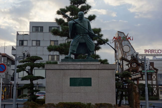 紀伊田辺駅前の薙刀を構えた雄々しい弁慶像。<br />久しぶりの対面でしたが、子供の頃から見慣れた銅像です。<br />近年PRされている田辺市の三偉人（植芝盛平、南方熊楠、武蔵坊弁慶）の中では、一番知名度が高い人物かもしれないですね。