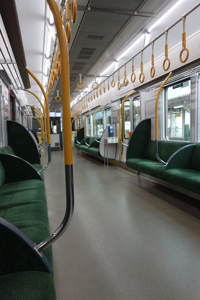 私が乗った時点では、誰も乗っていなかった和歌山方面への上り列車。<br />年末で通勤・通学客もいない時期ですからね。