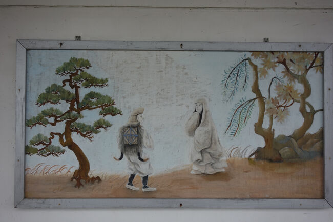 道成寺駅のホームには、安珍と清姫の物語が描かれていました。<br />修行僧の安珍と清姫の出会いが描かれています。<br />安珍は、熊野に参籠に向かう道中で庄屋に一夜の宿を求めました。<br />庄屋の娘であった清姫は安珍に一目惚れし、また安珍も清姫に好意を抱き、<br />熊野詣の帰りも立ち寄ると約束します。