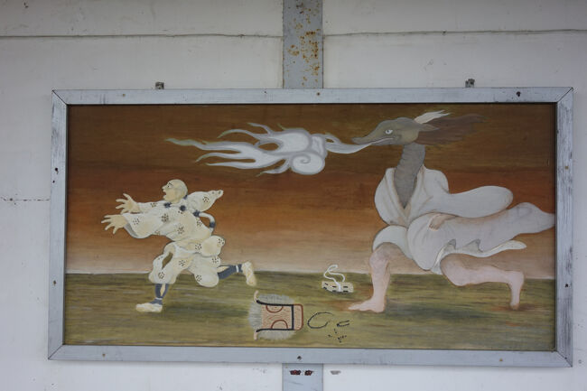 いきなり火を噴く龍の絵になっていますが、大蛇です。<br />熊野の僧侶に心の迷いを見抜かれ諭された安珍は、帰りに庄屋の家には立ち寄らずに別ルートで戻ることにしました。<br />いつまでも戻らない安珍を待ちわびた清姫は、行き交う旅人に若い僧について聞いて回り、安珍が別の道で帰ったことを知ります。<br />安珍を追いかけた清姫は、日高川を船で渡る安珍を見かけ追いかけようとしますが溺れてしまいます。それでも安珍への思いを断ち切れない清姫は、大蛇へと姿を変え、安珍を追いかけていきます。<br />まだ大蛇に変わり切れていない変異体みたいになっていますが、その状況がこの絵ですね。