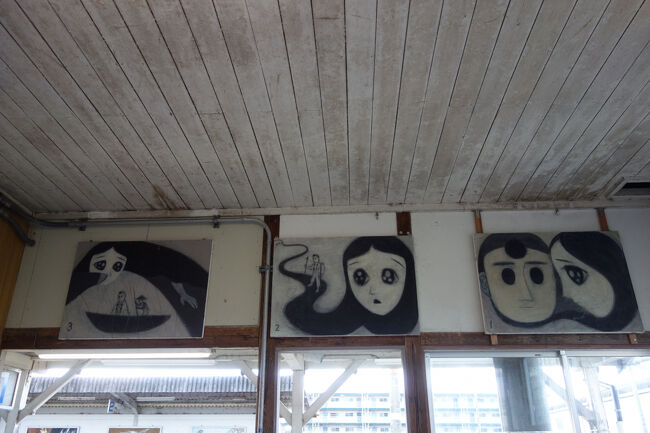 道成寺駅の構内にも、地元の子供が描いたのかなと思われる安珍と清姫の絵が飾られていました。ホームの絵は顔だけ大蛇だったりしましたが、こちらは清姫の顔のままですね。