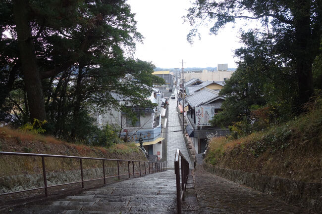 仁王門から、階段や参道を眺めた風景。<br />本堂・仁王門・参道が一直線になっている配置は、南北朝時代から約1,300年変わっていないそうで、道成寺七不思議の一つにも挙げられています。