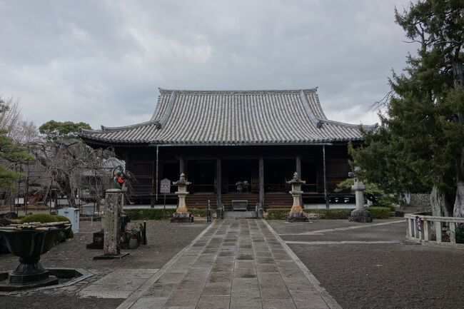 参道から一直線に並んでいると云われている通り、仁王門から境内を見ると真正面に本堂が見えています。