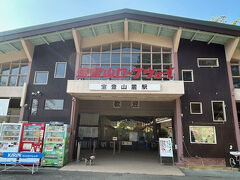 ヒィヒィ。登り始めて10分…ようやく着いた。
ちょうどゴンドラが出発したばかりなので、ちょこっと待ちまーす。
乗車賃はフリー切符提示で団体料金に割引されましたよ。