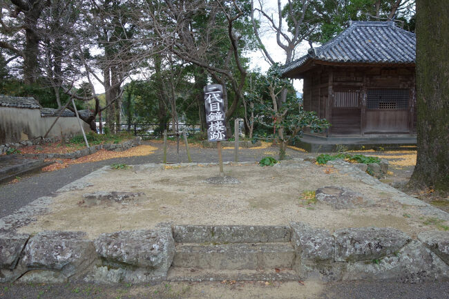 礎石だけ残されている二代目鐘楼跡。<br />初代は安珍と共に焼かれ、二代目の釣り鐘は、豊臣秀吉による紀州攻めの際に持ち去られ、京都の妙満寺に奉納されたため、京都に行けば見ることが出来るようです。<br />三代目の鐘楼を造ればという話も出ていたようですが、二代目を京都で見ることが出来るのだしということで、建立しないまま現代に至るようです。