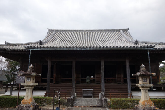 南北朝時代の天授4年(1378)に建立された本堂。<br />初代講堂は、飛鳥時代の大宝元年（701）頃に創建され、約650年間使用した後、南北朝時代に建て替えられました。それが現在の本堂です。<br />火災や戦災に遭わなかったため、南北朝時代に建て替えていなければ、飛鳥時代の建物が残っていた可能性もあるんですね。