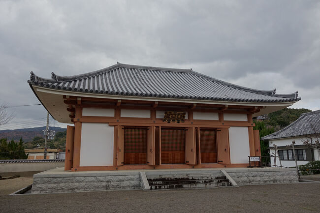 本堂後ろの念仏堂。<br />道成寺を創建した文武天皇や紀州藩の歴代藩主、この地域の戦没者のご位牌が祀られています。