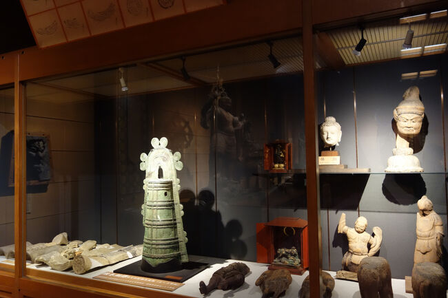宝物殿には仏像だけではなく、銅鐸や仏頭などの文化財も展示されていました。