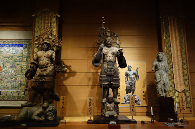 重要文化財の四天王像と並んで、パキスタンのガンダーラ地方の菩薩立像も安置されています。日本で見かける仏像とは、全く顔つきが違います。