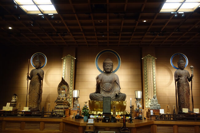 最初は、正面の立派な蓮華台に鎮座する大仏がご本尊だと思ったら、こちらは正面ではなかったようです。<br />右の普賢菩薩と左の文殊菩薩を従えた釈迦如来像。