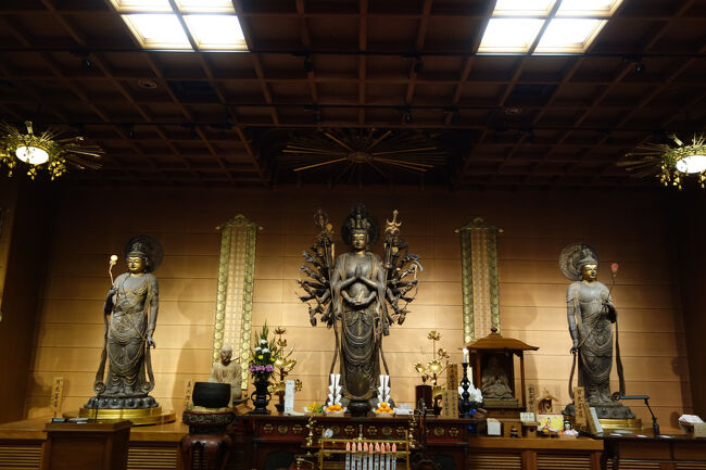 宝物殿の正面はこちらでした。パイプ椅子もこちら向きに並んでいます。<br />ご本尊の千手観世音菩薩と日光菩薩、月光菩薩の国宝三体。